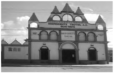 Fachada del templo de la Iglesia Evangélica Pentecostés Independiente Tsotsil Sólo Cristo Salva. San Cristóbal de Las Casas, Chiapas. 08 de abril de 2012