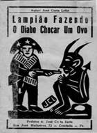 José Costa Leite expondo suas produções/Cordel «Lampião fazendo o diabo chocar um ovo»